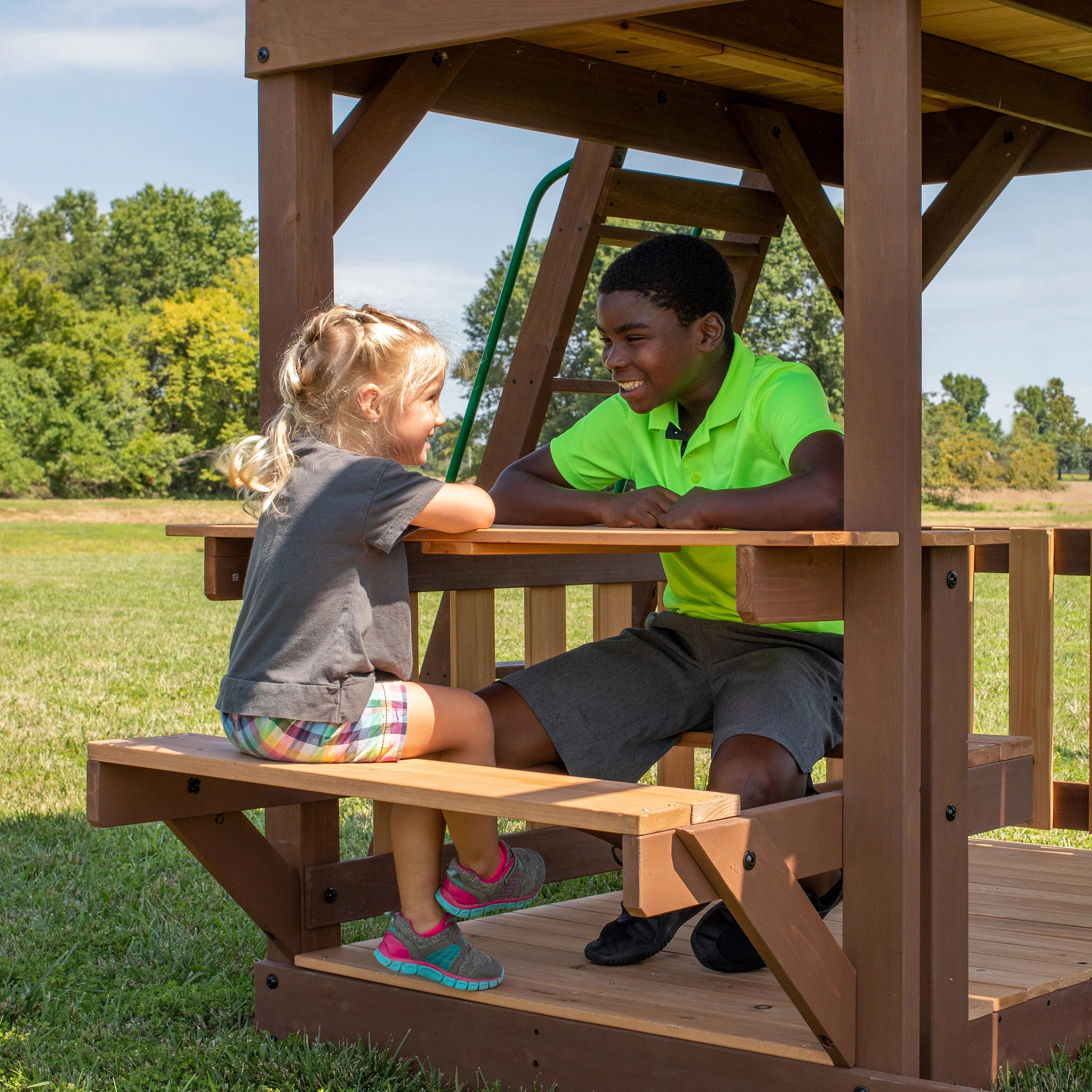 Backyard Discovery Skyfort II – Dwukolorowy drewniany plac zabaw dla dzieci 6,7 × 5,1 × 3,8 m · Backyard Discovery Skyfort II Wooden Swing & Play Set