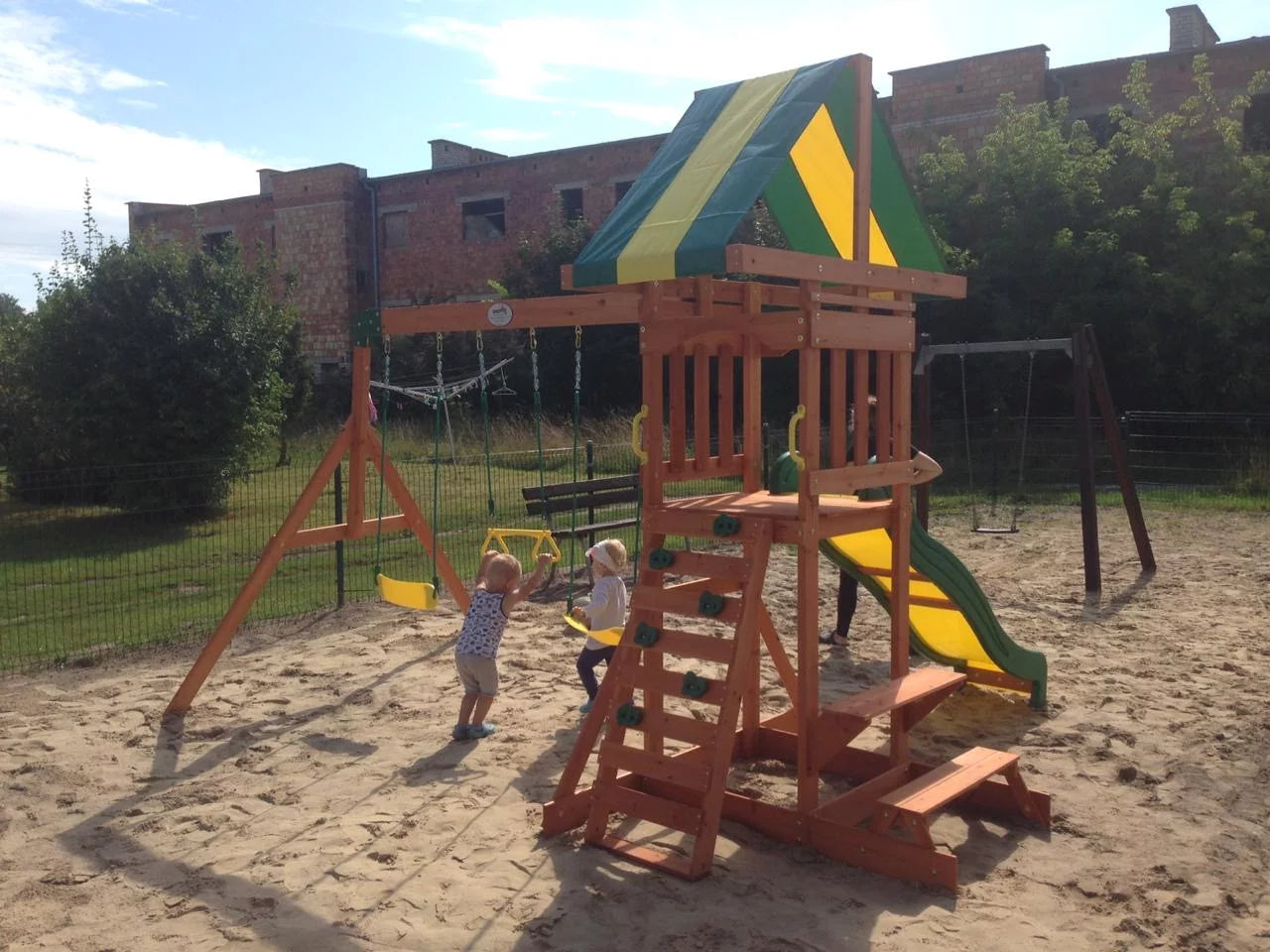 Drewniany Plac Zabaw Sunny Dale Backyard Discovery Ze zjeżdżalnią, Huśtawkami i Domkiem i Barem