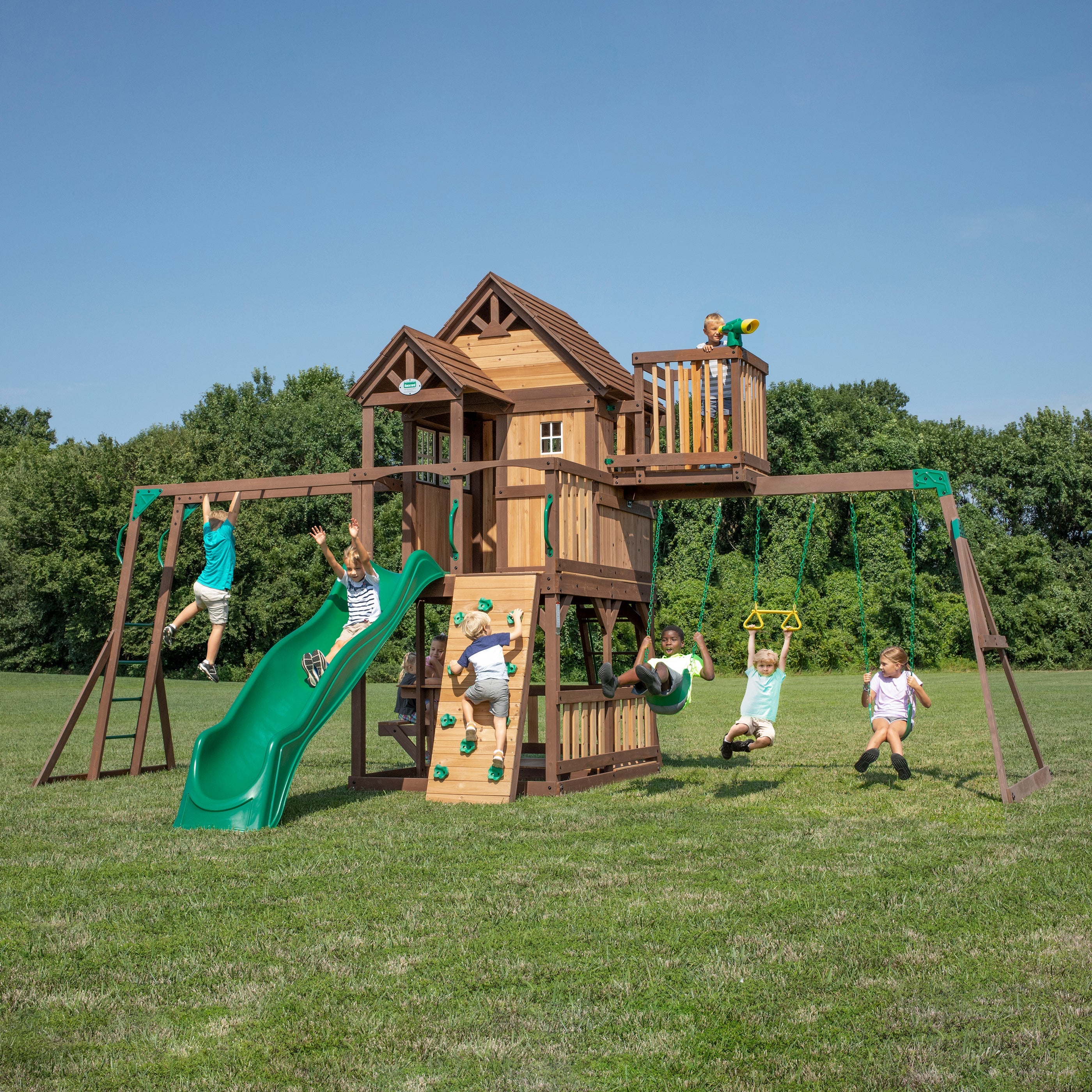 Backyard Discovery Skyfort II – Dwukolorowy drewniany plac zabaw dla dzieci 6,7 × 5,1 × 3,8 m · Backyard Discovery Skyfort II Wooden Swing & Play Set