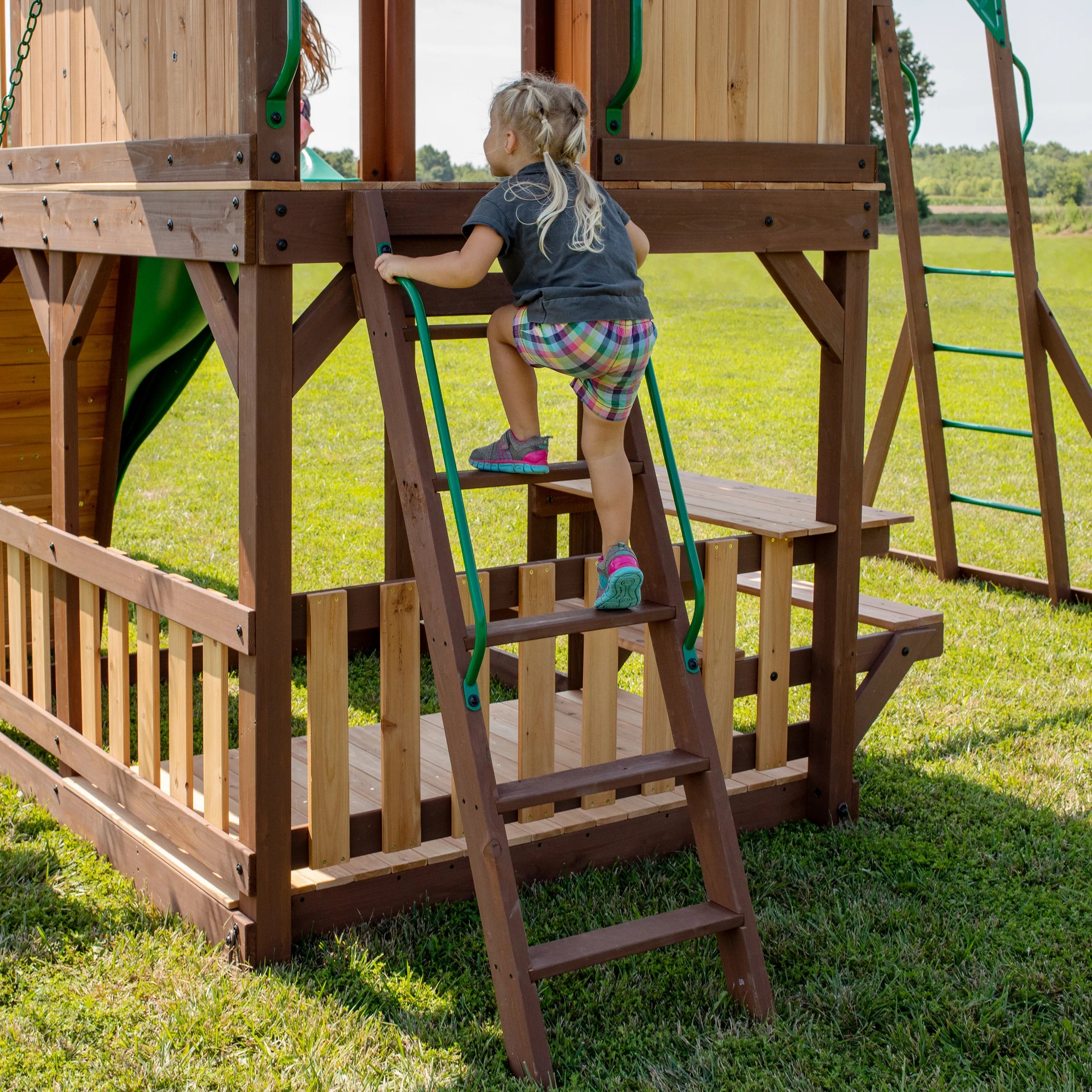 Backyard Discovery Skyfort II – Dwukolorowy drewniany plac zabaw dla dzieci 6,7 × 5,1 × 3,8 m · Backyard Discovery Skyfort II Wooden Swing & Play Set