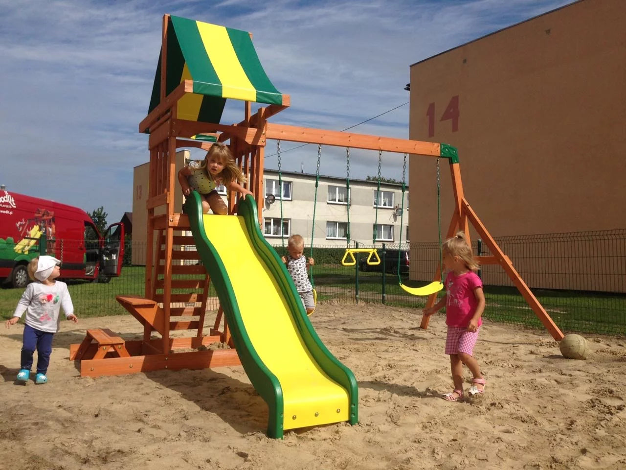 Drewniany Plac Zabaw Sunny Dale Backyard Discovery Ze zjeżdżalnią, Huśtawkami i Domkiem i Barem