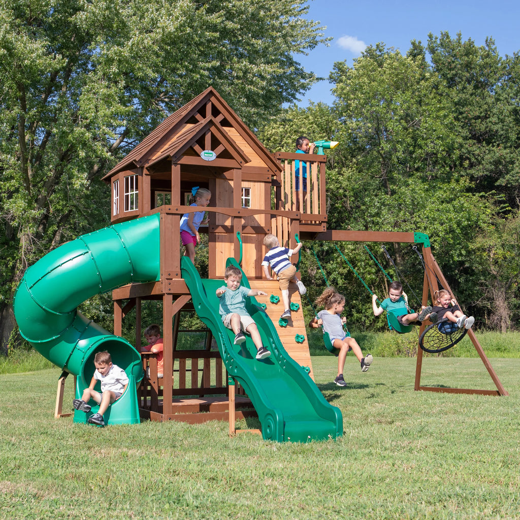 Cedrowy Plac Zabaw z Krętą Turbo Zjeżdżalnią Skyfort With Tube Slide  (6,0 m × 5,1 m × 3,8 m) · Backyard Discovery Skyfort With Tube Slide wooden play-set