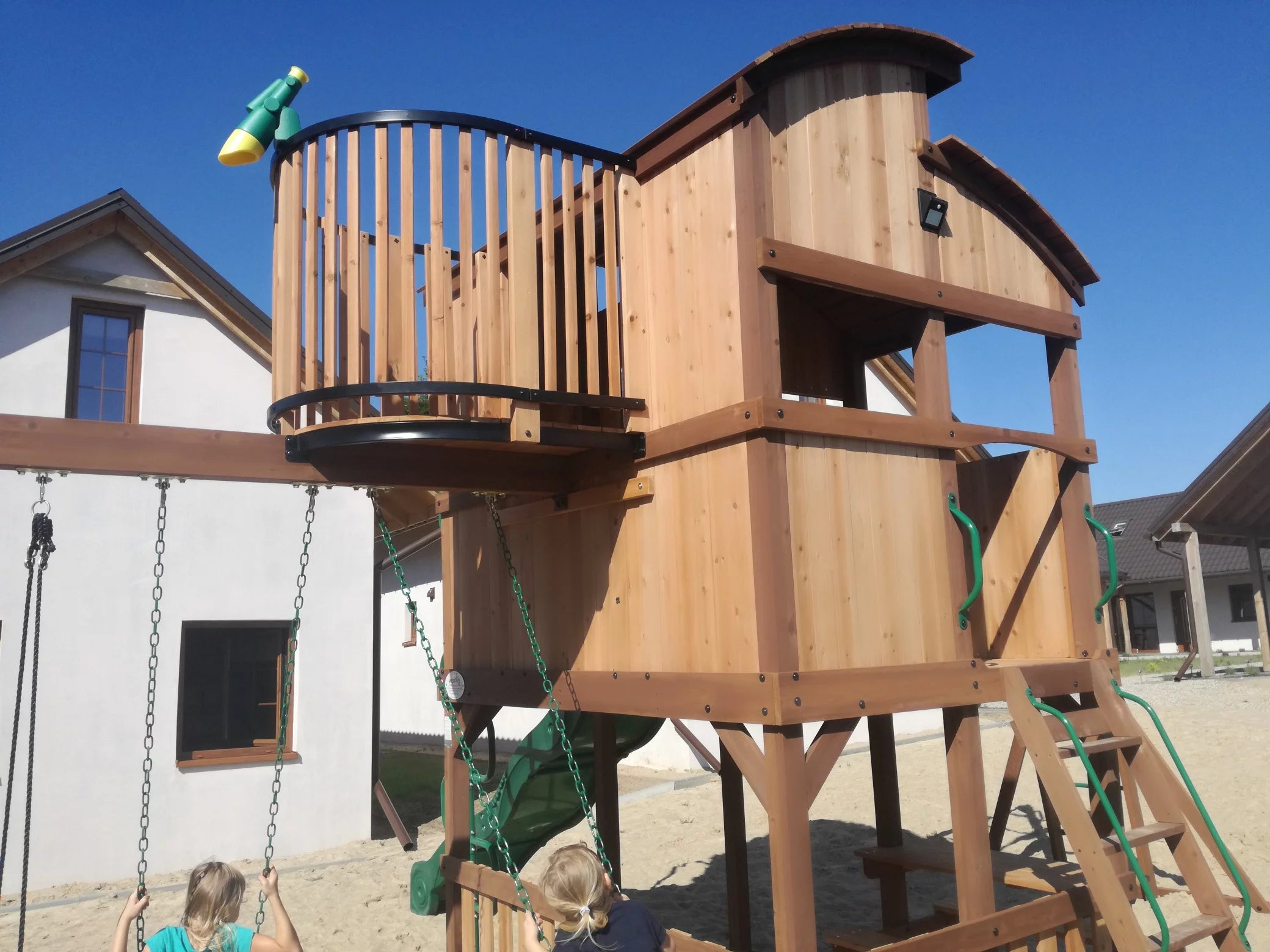 Drewniany Plac Zabaw Skyfort Elite Backyard Discovery Ze zjeżdżalnią, Huśtawkami i Domkiem